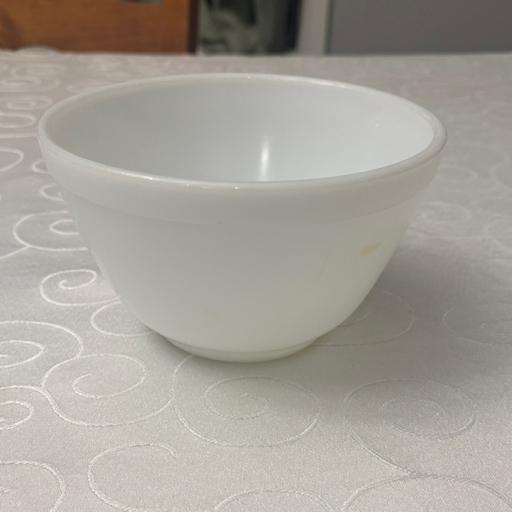 Vintage PYREX #401 Nesting Mixing Bowl White Milk Glass 1.5 Pint Round